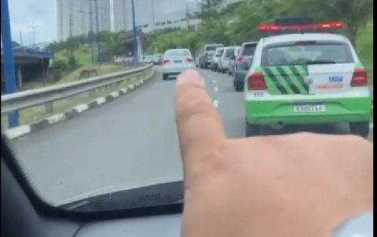 Motorista reclama de falta de vacinas no drive do Bela Vista em Salvador