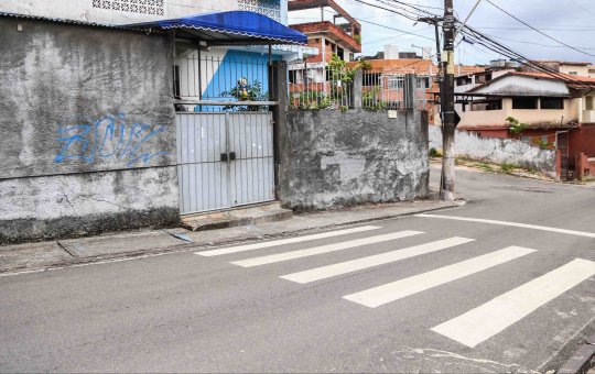 Pintura de faixas de pedestre são reforçadas em Salvador para volta às aulas