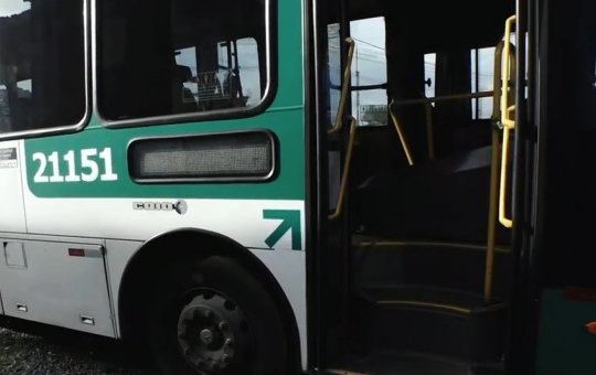 Homem usa facão para assaltar ônibus em Salvador