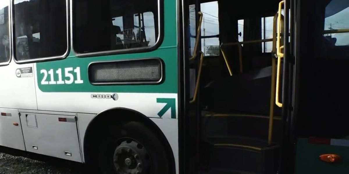 Homem usa facão para assaltar ônibus em Salvador