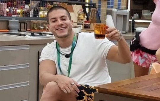 Arthur Aguiar enche o bucho no BBB 22 e web especula reação de Mayra Cardi 