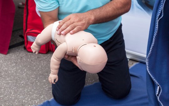 Médica alerta sobre engasgo de bebês e crianças e orienta sobre como proceder