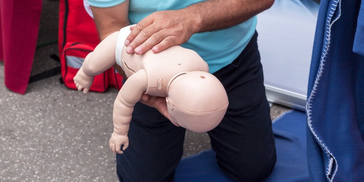 Médica alerta sobre engasgo de bebês e crianças e orienta sobre como proceder