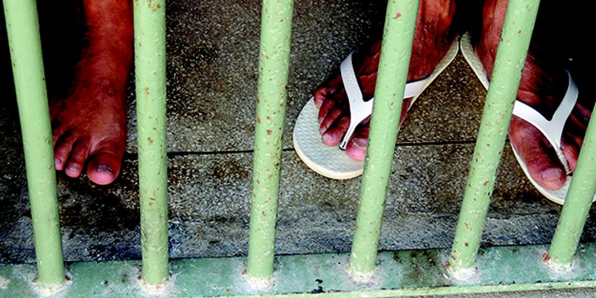 Homem é condenado por homicídio após briga por causa de peixe estragado