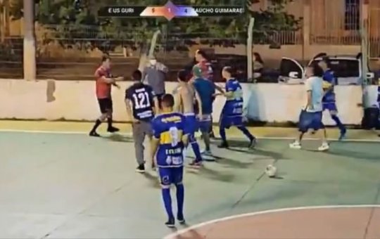 Árbitro se descontrola em partida de futsal amadora e aponta arma para jogadores