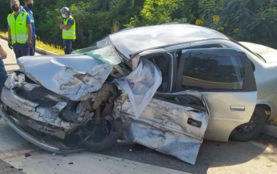 Acidente entre carro e carreta na BR-116 deixa um morto e quatro feridos