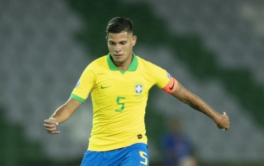 Bruno Guimarães é anunciado oficialmente como novo reforço do Newcastle