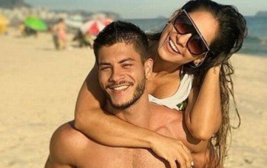 Maíra defende Arthur: "Seria um santo se outras famosas falassem dos maridos"