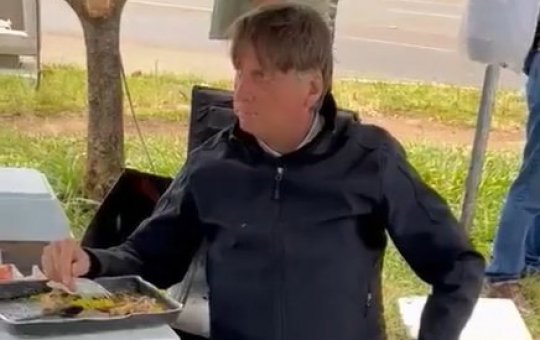 Bolsonaro melado de farofa ao comer espetinho viraliza nas redes sociais; Veja