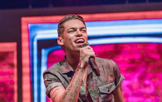 Ônibus com Devinho Novaes tomba após show em Alagoas