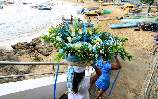 Devotos antecipam homenagens a Iemanjá nas praias de Salvador
