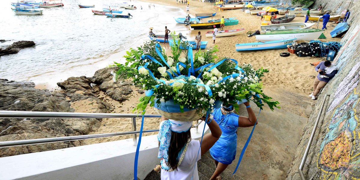 Devotos antecipam homenagens a Iemanjá nas praias de Salvador