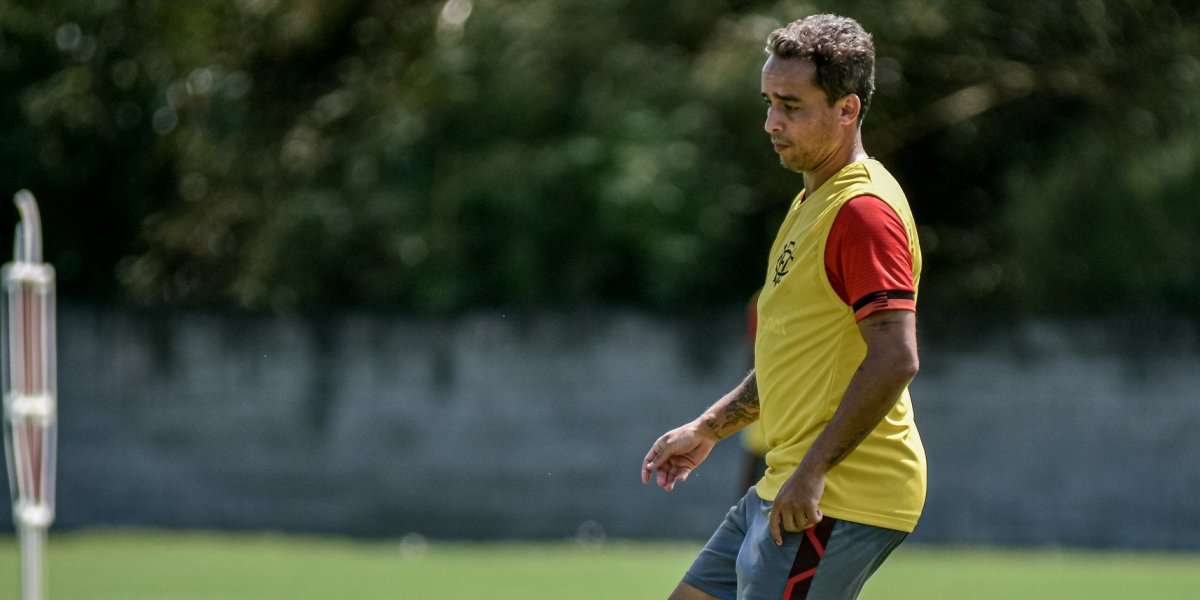 Jadson avalia importância do clássico Ba-Vi: "fundamental"
