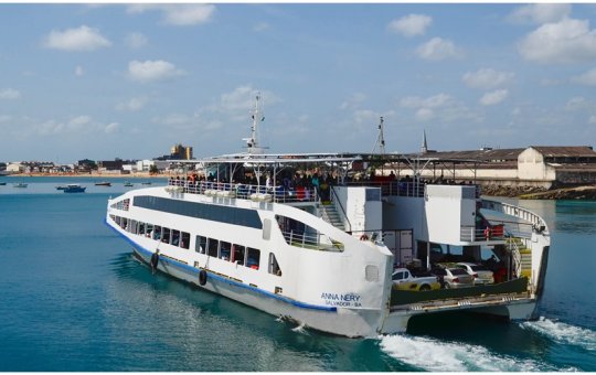 Idoso é resgatado depois de pular do ferry Ana Nery