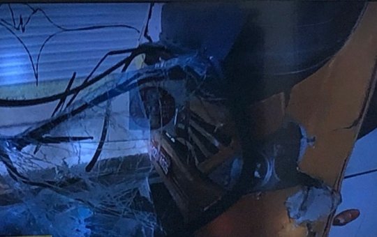 Cobradora fica ferida após engavetamento de micro-ônibus no Stiep