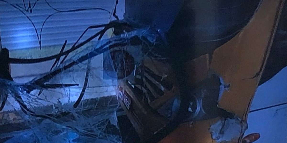 Cobradora fica ferida após engavetamento de micro-ônibus no Stiep