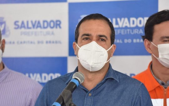 Bruno Reis enfrenta protestos ao chegar na Câmara de Salvador nesta manhã