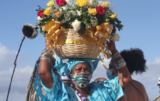 Fiéis de Iemanjá pedem por saúde e testemunham preces atendidas no Rio Vermelho