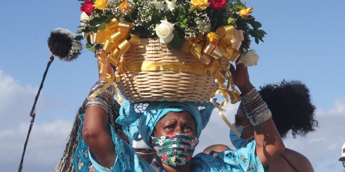 Fiéis de Iemanjá pedem por saúde e testemunham preces atendidas no Rio Vermelho