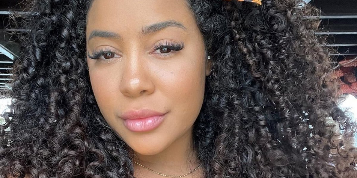 Blogueira Lore Rufis vende a própria moto para comprar cabelo de R$ 9 mil