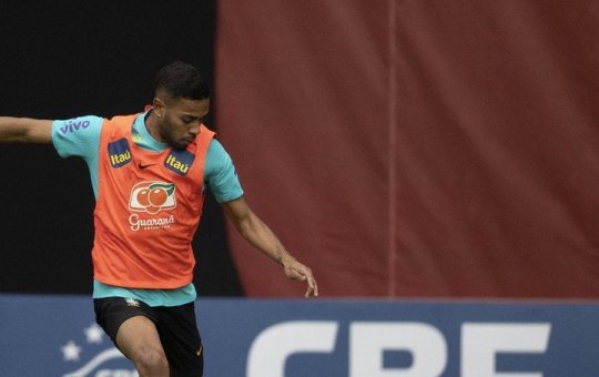 Renan Lodi recebe segunda dose da vacina contra a Covid-19