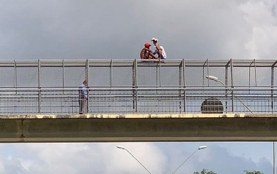 Pastor Isidório sobe em ponte para impedir suicídio de jovem de 19 anos