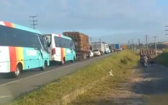 Rodoviários bloqueiam a Via Parafuso para pedir aumento da tarifa do transporte