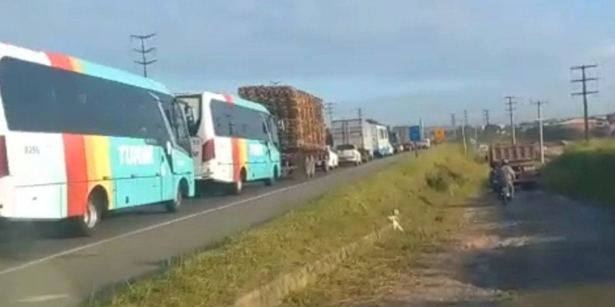 Rodoviários bloqueiam a Via Parafuso para pedir aumento da tarifa do transporte