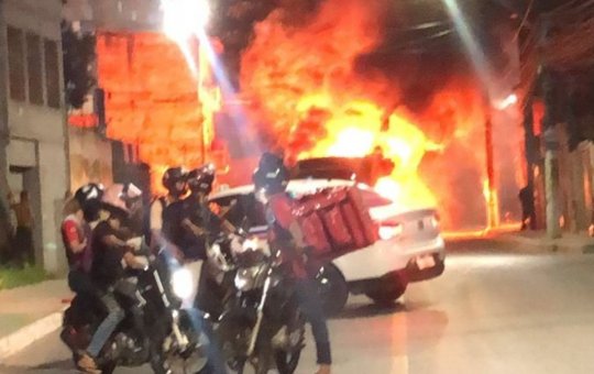 Homens incendeiam ônibus na Estrada Velha, em Salvador