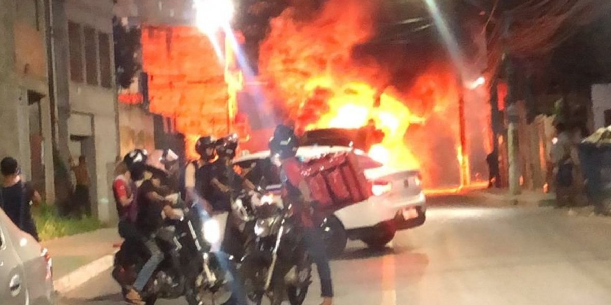 Homens incendeiam ônibus na Estrada Velha, em Salvador