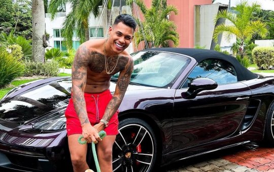 Abner Pinheiro ostenta vida luxuosa, mas reclama de impostos "R$ 100 mil reais"