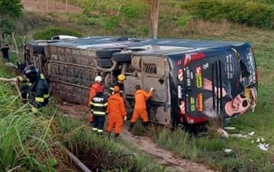 Polícia investiga acidente com ônibus da banda de Devinho Novaes
