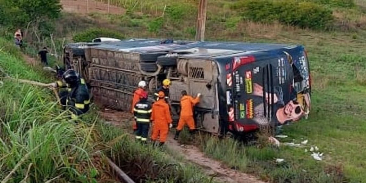 Polícia investiga acidente com ônibus da banda de Devinho Novaes