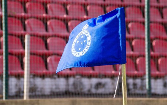 Cruzeiro vira sobre Caldense e assume ponta do Mineiro