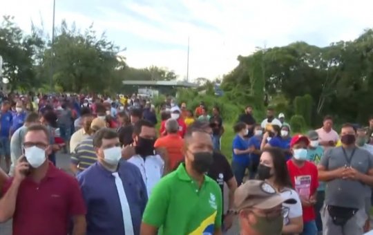 Trabalhadores do Centro de Abastecimento protestam na entrada da Ceasa