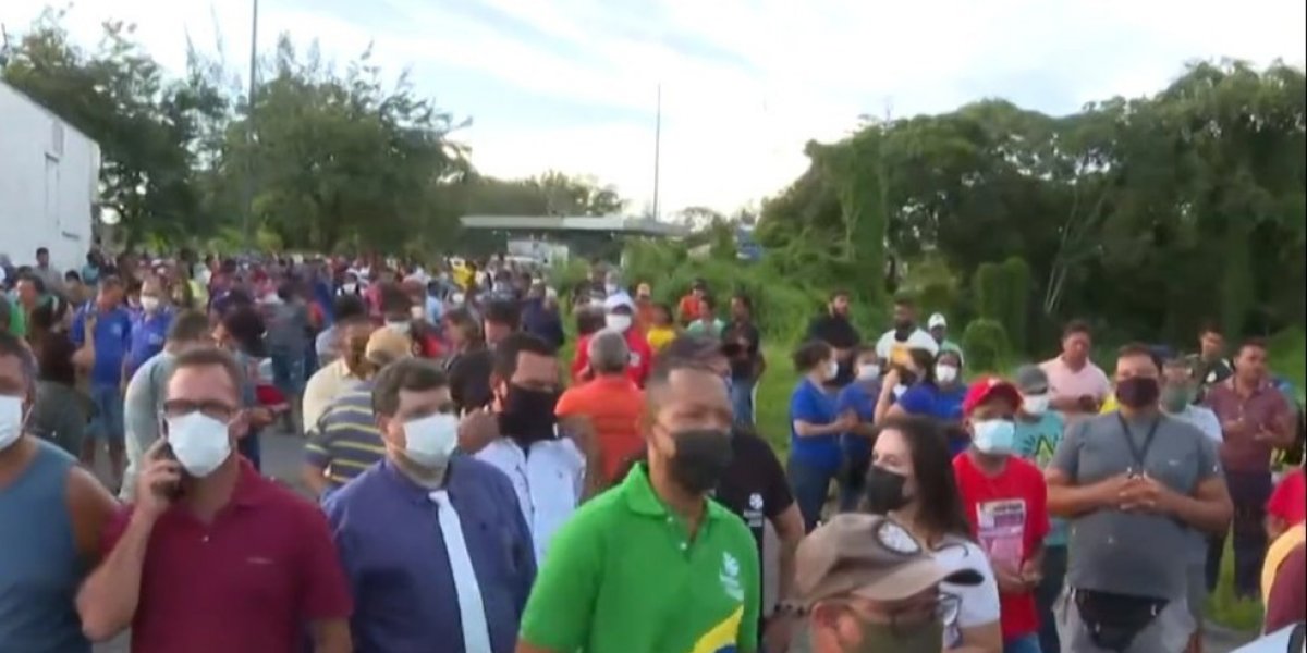 Trabalhadores do Centro de Abastecimento protestam na entrada da Ceasa
