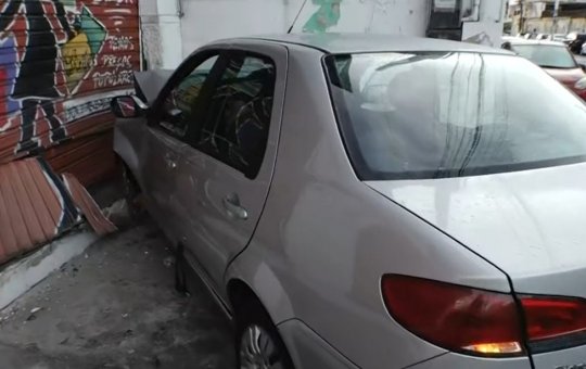 Pai e filho são socorridos após carro invadir imóvel em Salvador