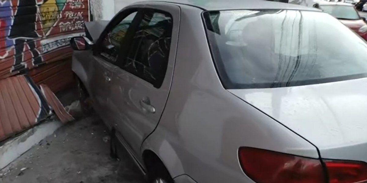 Pai e filho são socorridos após carro invadir imóvel em Salvador