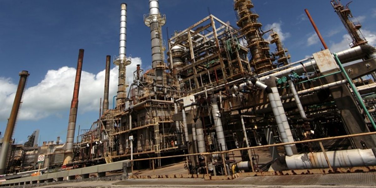 Após novo reajuste, Sindicombustíveis diz que Acelen não segue decreto estadual