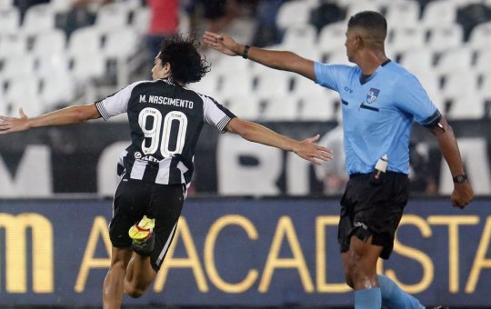 Com dois gols de Matheus Nascimento, Botafogo vence e reassume ponta do Carioca
