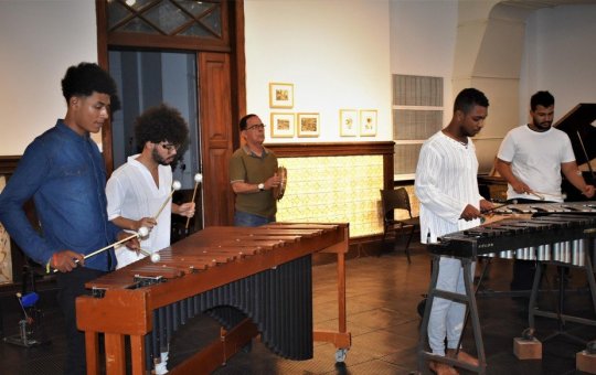 Quarta Musical no MAB terá apresentação do Grupo de percussão da Ufba