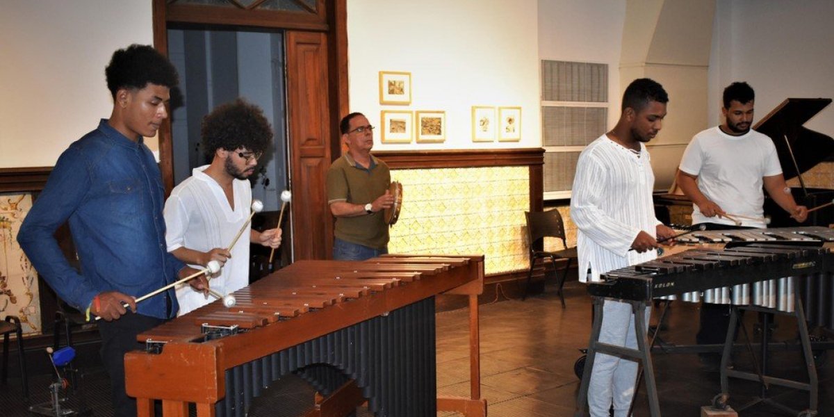 Quarta Musical no MAB terá apresentação do Grupo de percussão da Ufba