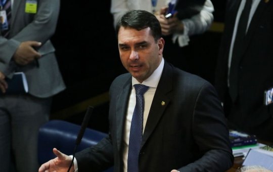 Flávio Bolsonaro assina PEC dos Combustíveis e causa mal-estar com Paulo Guedes