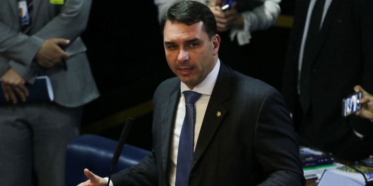 Flávio Bolsonaro assina PEC dos Combustíveis e causa mal-estar com Paulo Guedes