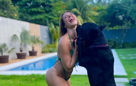 Paolla Oliveira posta foto dançando com cachorro gigante e internautas elogiam