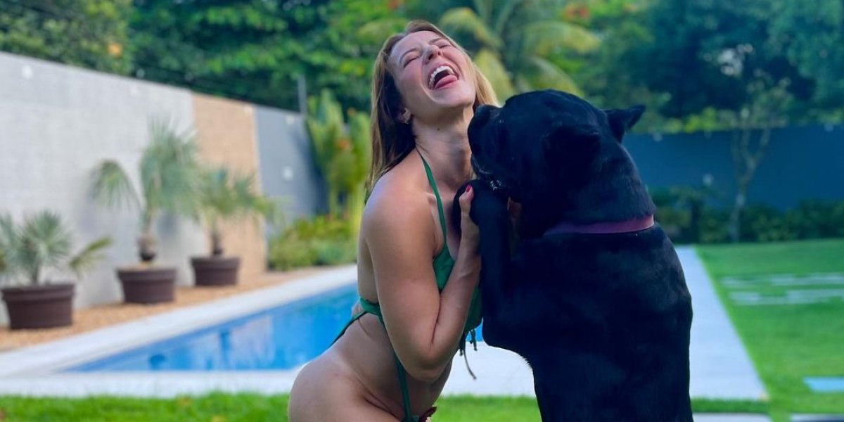 Paolla Oliveira posta foto dançando com cachorro gigante e internautas elogiam