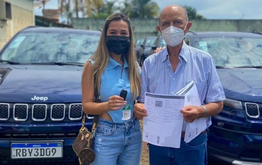Vídeo: Prefeito viraliza ao presentear 15 netos com carros de luxo