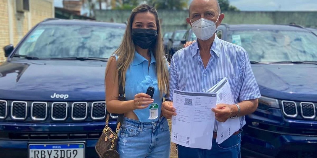 Vídeo: Prefeito viraliza ao presentear 15 netos com carros de luxo