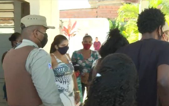 Mãe de criança morta após ser espancada é escoltada em cemitério