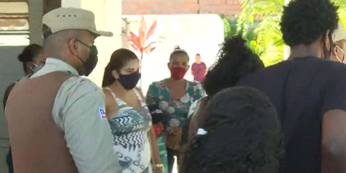 Mãe de criança morta após ser espancada é escoltada em cemitério